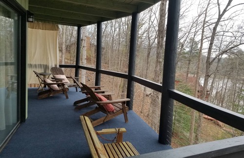 Unaka Cottage | Cozy Mountain Retreat! Lake & Mountain Views, Pet friendly! Fiber internet!