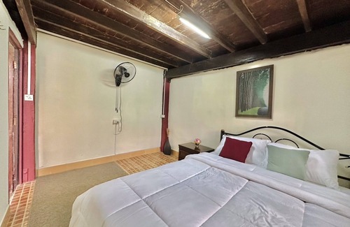 Wat Ket Bed & Breakfast | Cozy Nest CNX in the heart of Chiangmai. walking distance train and bus station.