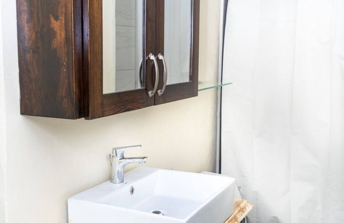 Port of Spain Apartment | Cozy Nook nestled in the Santa Cruz Valley. nQueen sized bed Hot and cold shower