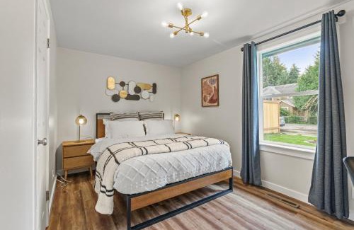 Olympic Hills House | Cozy North Seattle Rambler with Spacious Yard