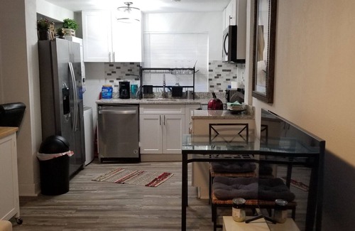 Crescent Heights Apartment | Cozy One bed/One bath 5m to Down Townn