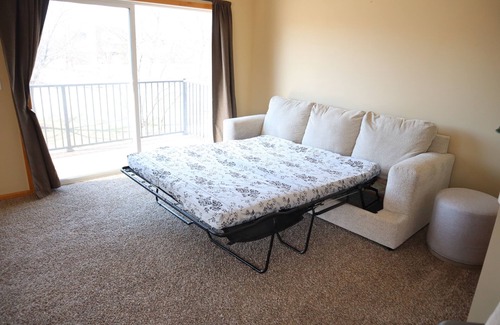 Woodbury House | Cozy Peaceful Spring Suburban Escape with King Bed and Full Gym in Woodbury