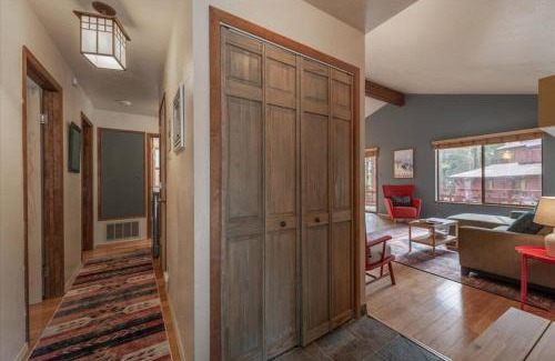 Ridgewood House | Cozy Pet-Friendly Cabin w Fenced-In Yard Close to Slopes Beach Town