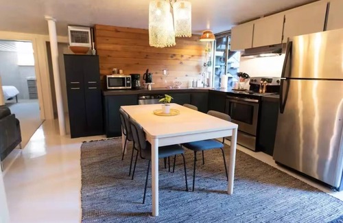 Monmouth House | Cozy PNW Modern Hideaway – Great Location, Sleeps 4, Spacious Comfort