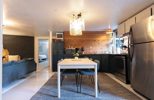 Monmouth House | Cozy PNW Modern Hideaway – Great Location, Sleeps 4, Spacious Comfort