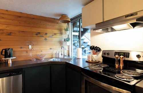 Monmouth House | Cozy PNW Modern Hideaway – Great Location, Sleeps 4, Spacious Comfort
