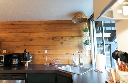 Monmouth House | Cozy PNW Modern Hideaway – Great Location, Sleeps 4, Spacious Comfort