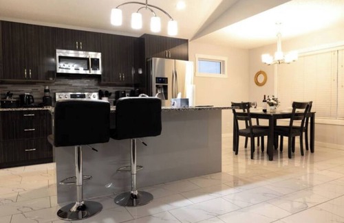 Southwest Edmonton Apartment | Cozy PondVue*2 BR*1Bath*1KingBED+1 Queen*Airport Nearby*Family Friendly