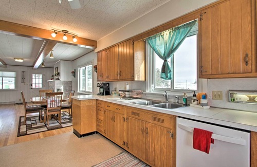 Postville House | Cozy Postville Retreat w/Fireplaces & Yard!