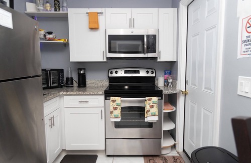 Fairvilla House | Cozy Private Entry Apt w/Full Size Kitchen