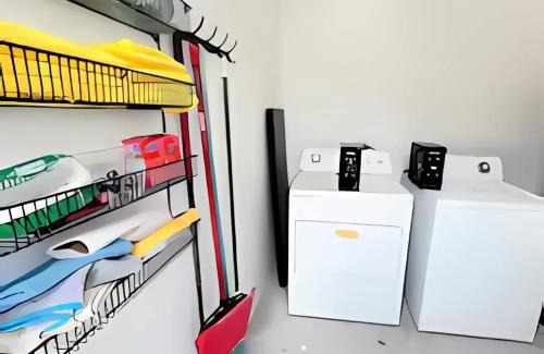 West Little Havana House | Cozy Private Room, near the Airport - Free parking - 01