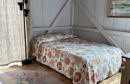 West Tisbury Condo | Cozy private room in 3 br house in West Tisbury