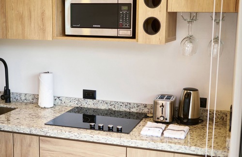 Arenal Hot Springs Apartment | Cozy private studio with WiFi, AC, jacuzzi, volcano views, 8min drive to Fortuna