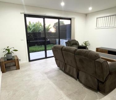 Guildford House | Cozy Queen Room in Modern Home! - OR3
