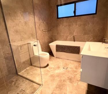 Guildford House | Cozy Queen Room in Modern Home! - OR3