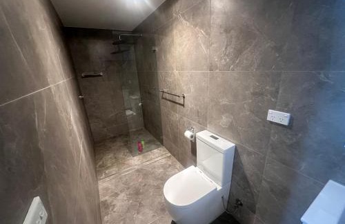 Guildford House | Cozy Queen Room in Modern Home! - OR3