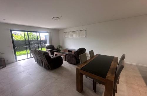 Guildford House | Cozy Queen Room in Modern Home! - OR3