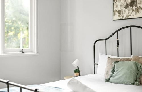 Lindfield House | Cozy Queen Room - Nearby Transport & Shop - Shared Bathroom