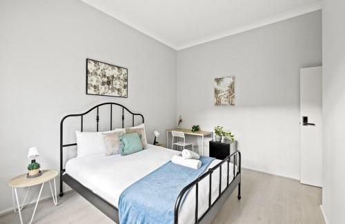Lindfield House | Cozy Queen Room - Nearby Transport & Shop - Shared Bathroom