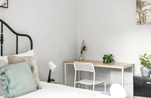 Lindfield House | Cozy Queen Room - Nearby Transport & Shop - Shared Bathroom