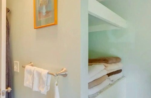 Milford Apartment | Cozy Queensize room in Welcoming Milford with Shared Bathroom,Ultrafast WiFi, AC