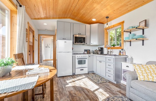 Lynden House | Cozy.Quiet. A/C | Breathtaking Views