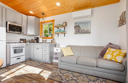 Lynden House | Cozy.Quiet. A/C | Breathtaking Views