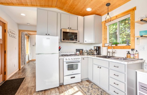 Lynden House | Cozy.Quiet. A/C | Breathtaking Views