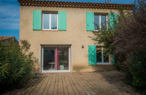 Pertuis Apartment | Cozy, quiet apartment in property at the foot of the luberon (70 m2) + pool