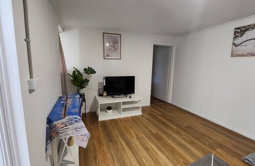 Mulgrave House | Cozy & Quiet Bungalow Retreat - Near Monash & The Glen