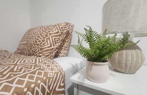 Mulgrave House | Cozy & Quiet Bungalow Retreat - Near Monash & The Glen