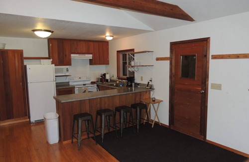 Coffman Cove Cabin | Cozy & Quiet Cabin 2 minutes from Coffman Cove Harbor - 16' Skiff & Van avail.