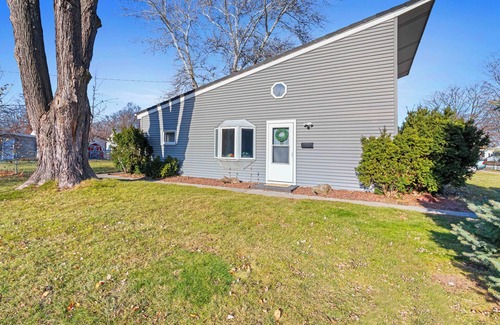 Green Bay House | Cozy, quiet, & convenient 2-bedroom house with WiFi & AC in vibrant Green Bay