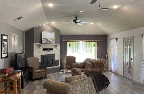 Daisy House | Cozy Ranch Home w/Spacious living/kitchen, screened in porch