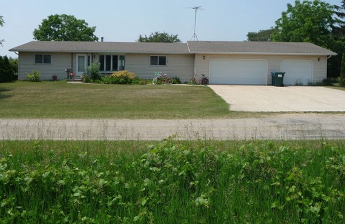 Larsen House | Cozy ranch home with quick, easy access to EAA, Oshkosh and Appleton airports.