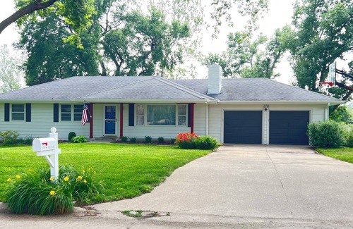 North Central Omaha House | Cozy Ranch with Hot Tub!
