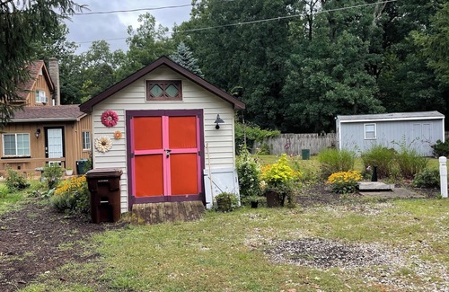 Fenwick Cottage | Cozy, remodeled 1940’s lake cottage on Long Lake in Ionia County