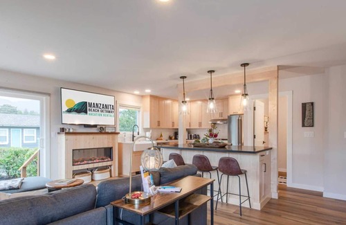 Manzanita House | Cozy remodeled cottage steps to town and the beach! MCA#1445