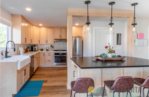Manzanita House | Cozy remodeled cottage steps to town and the beach! MCA#1445