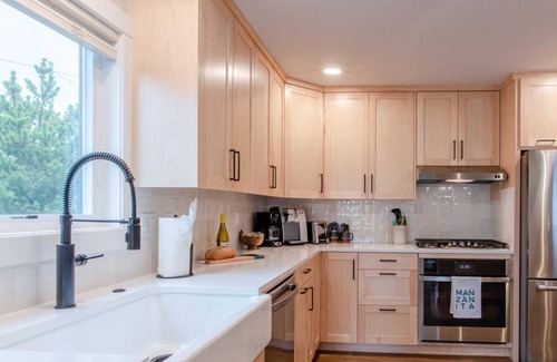 Manzanita House | Cozy remodeled cottage steps to town and the beach! MCA#1445