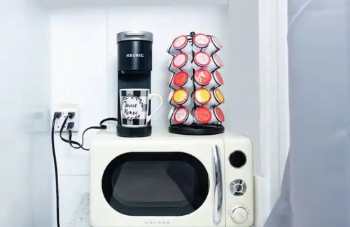 Albany Apartment | Cozy Remote Workplace