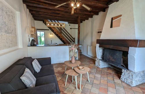 Chadurie Cottage | Cozy Retreat for 2: Heated Pool, Gardens & Baby Gear in Renovated Cottage