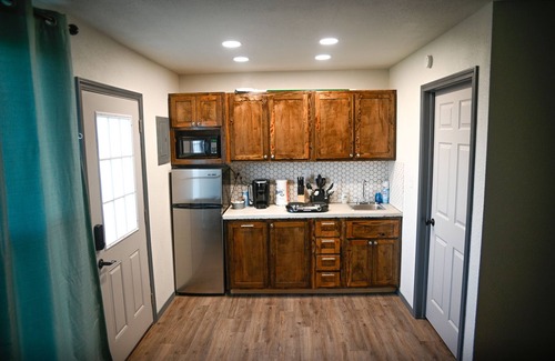 Hatfield Apartment | Cozy Retreat w/Hot Tub, Fire Pit & King Bed