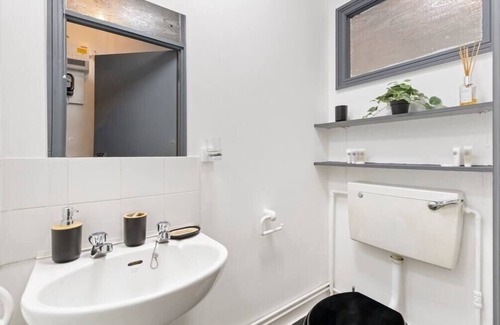 Munster Apartment | Cozy Retreat with a Balcony