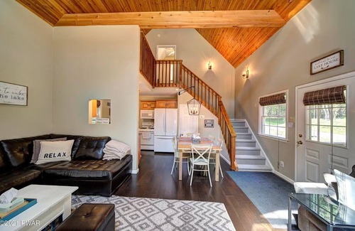 Greentown House | Cozy River Chalet