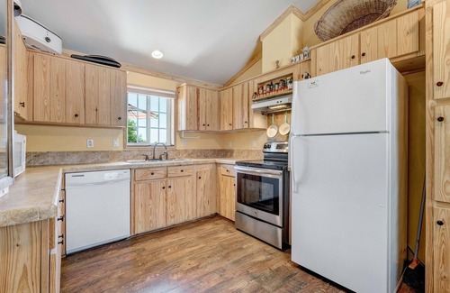 Del Valle Cabin | COZY, RIVER-FRONT CABIN, GATED, PRIVATE, ROMANTIC AND UNIQUE