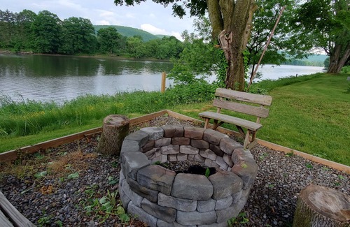 Corbettsville House | Cozy River home