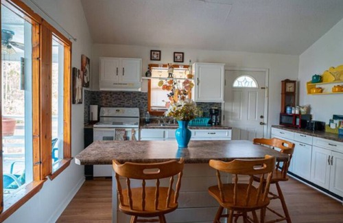Shoreline Park House | ✨🚣COZY RIVERFRONT HOUSE | SLEEPS 6 W/W+D 🥳🎰🥰