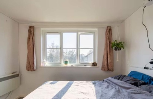 Yiewsley Apartment | Cozy room, with cinema projector - 6 minutes to the Elizabeth line