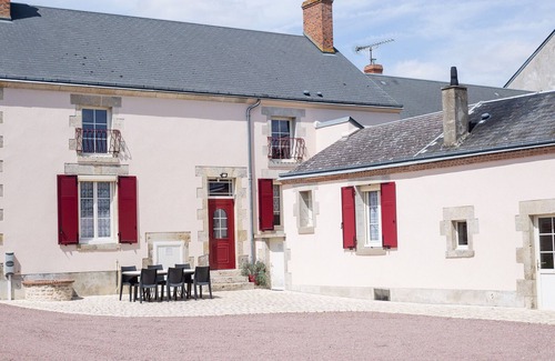 Ascheres-le-Marche Cottage | Cozy Rural Retreat: Renovated Farmhouse with Private Courtyard, Near Paris, Sleeps 6